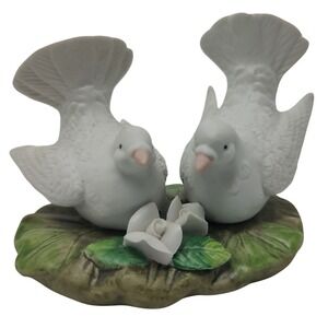 Vintage Lefton Figurine Doves in Nest Egg 1985 Collection Hand Painted 05134‎